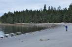 Praia rodeada de pinheiros na trilha de Metlakatla, na área de Prince Rupert, na British Columbia, oeste do Canadá